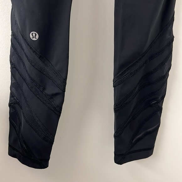 Black lululemon leggings with mesh panels - Picture 5 of 5